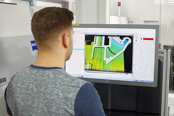 Ein Mann steht vor einem Computer 